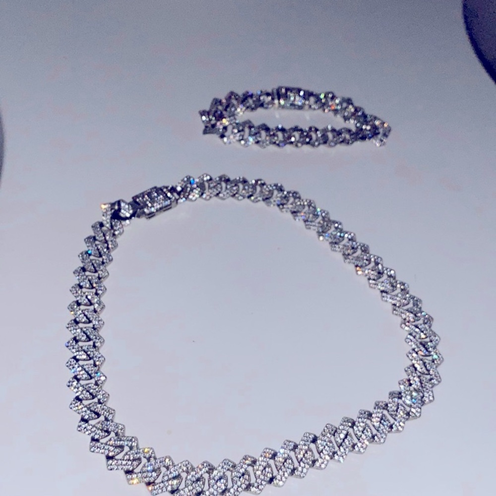 I am selling a 2 piece jewelry set